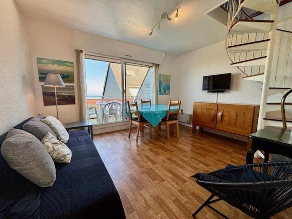 un salon avec un canapé et une table dans l'établissement Quiberon - 2 Pièces + Mezzanine avec 2 Balcons, Parking, Près de la Mer - FR-1-478-125, à Quiberon