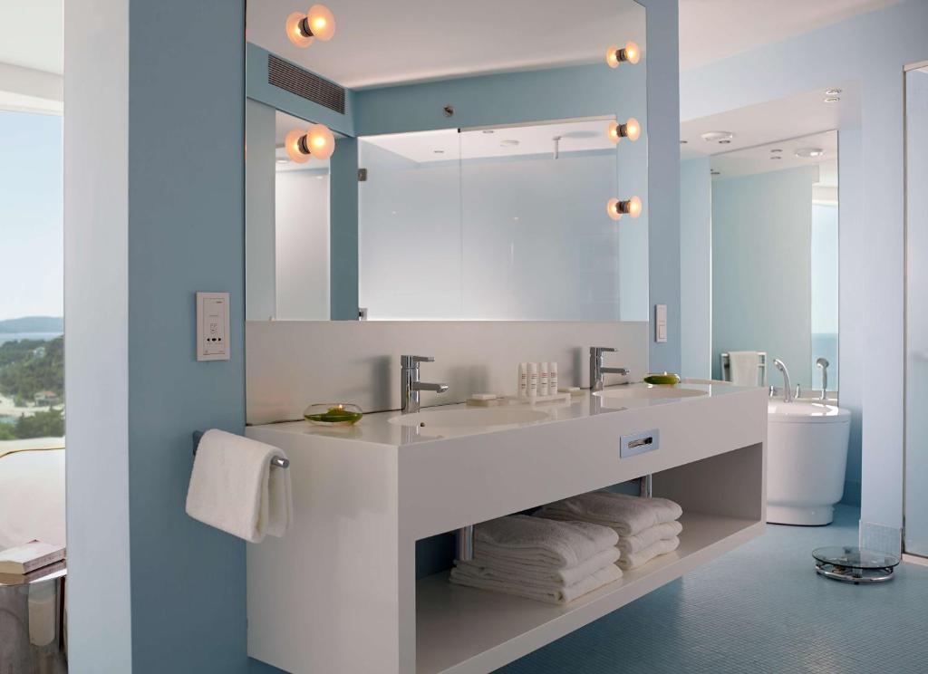 
Junior Suite with Sea View and Balcony
