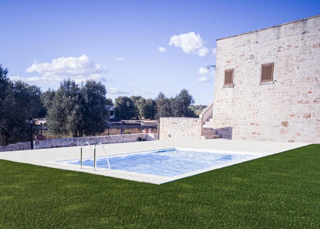 Bazén v ubytování Il Trullo e la Pietra nebo v jeho okolí