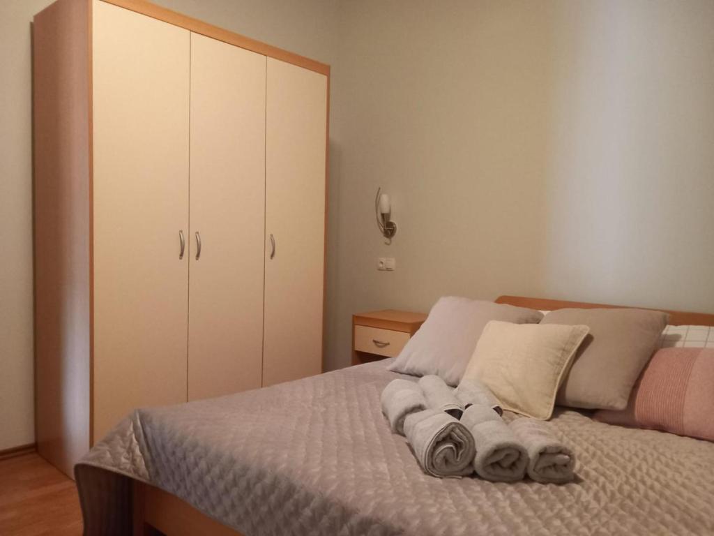 En eller flere senge i et værelse på Family Apartment Nelly