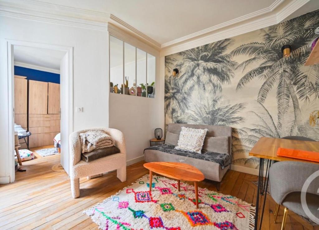 salon z kanapą i krzesłem w obiekcie Appartement cosy quatier Gambetta w Paryżu