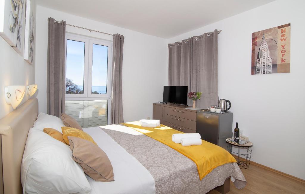 una camera da letto con un letto grande e una finestra di Room Beta with sea view a Dubrovnik