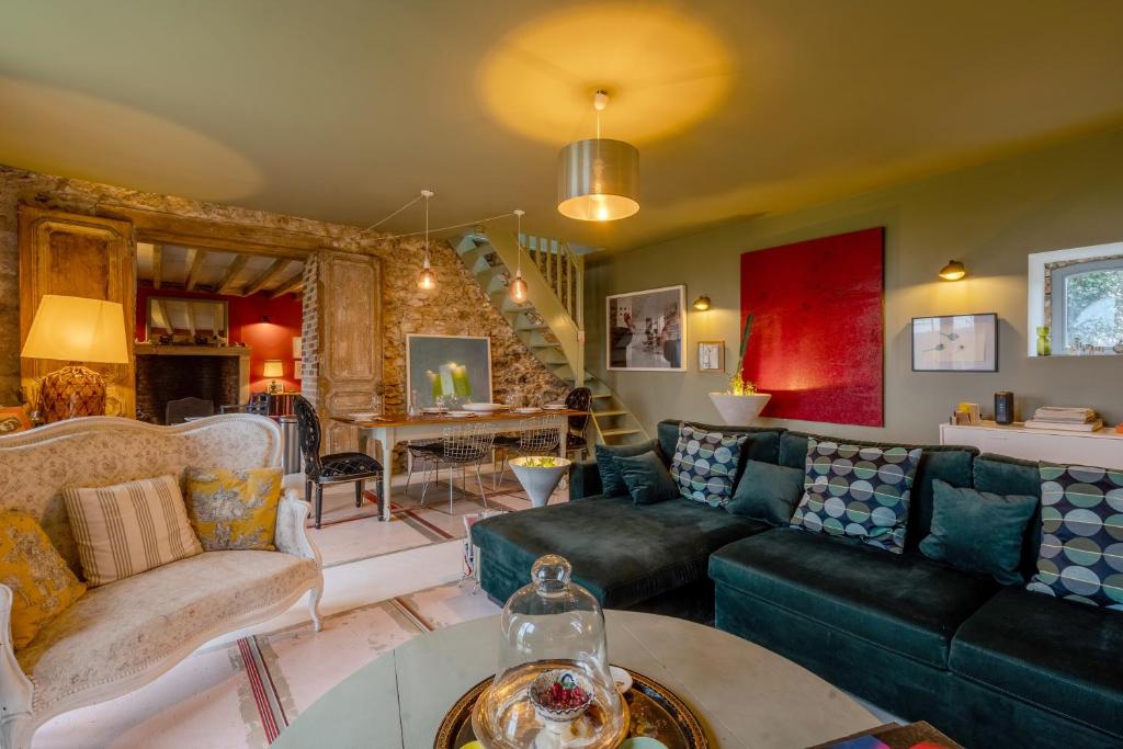 un salon avec un canapé et une table dans l'établissement Le Logis de la Veillere - Grand Jardin de 1 000 m², à Villaines-la-Gonais