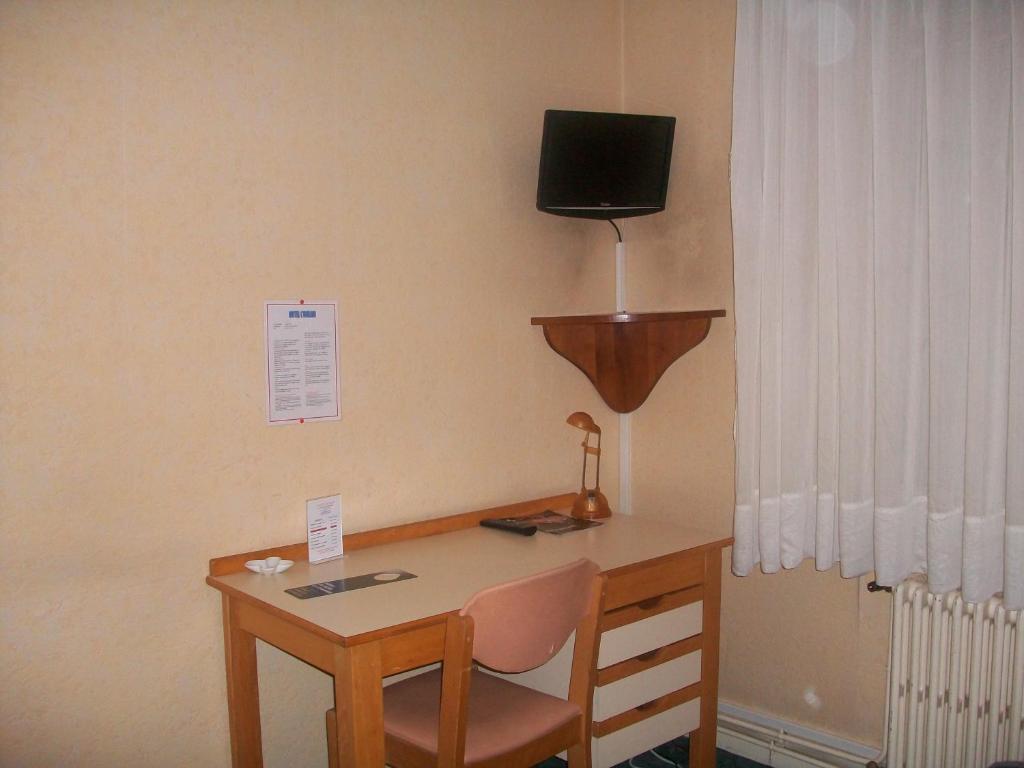 TV a/nebo společenská místnost v ubytování Hotel L'Aiglon