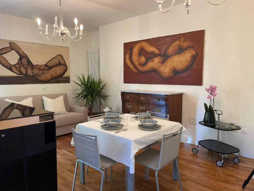 salon ze stołem i kanapą w obiekcie Casa con giardino w mieście Cervia