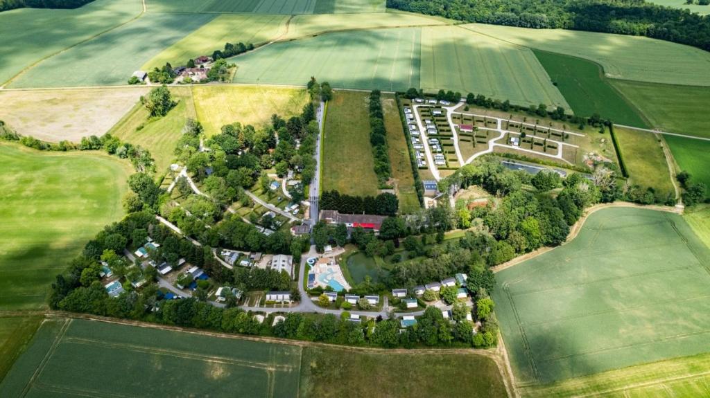 - une vue aérienne sur un parc avec des arbres et des maisons dans l'établissement Camping maeva Escapades Country Park - Touquin, à Touquin