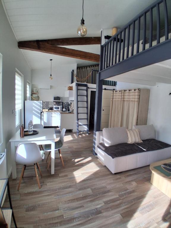 - un salon avec une mezzanine et un bureau dans l'établissement Grand Studio Mezzanine au calme dans l'hypercentre, à Rochefort