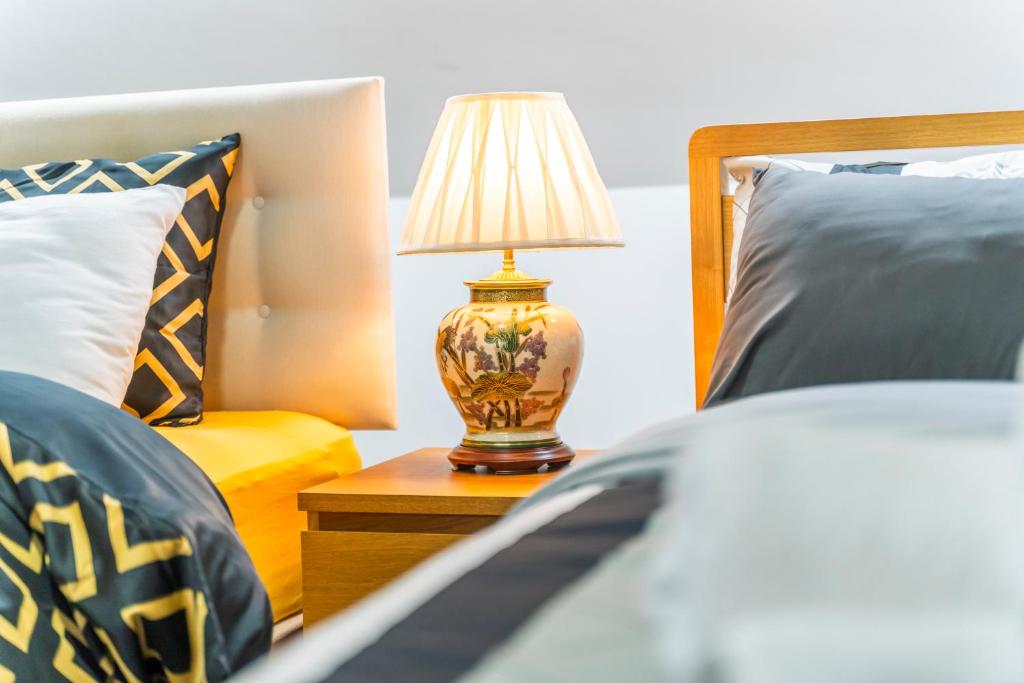 Postel nebo postele na pokoji v ubytování Exquisite 2-Bedroom Penthouse-Sleeps 7-Free Parking with Workspace & High-Speed WiFi