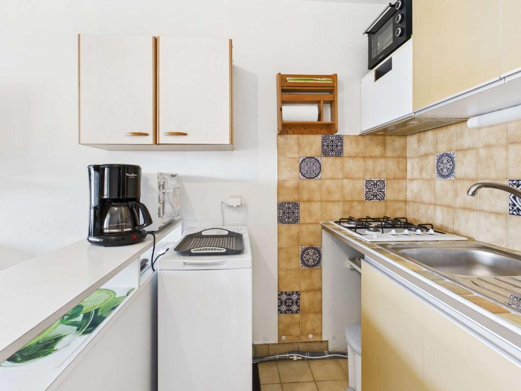 Kuchyňa alebo kuchynka v ubytovaní Appartement T2 cabine climatisé, à 400m de la plage, proche commerces, 2ème étage, parking inclus - FR-1-423-272