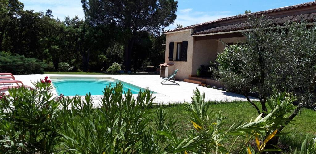 une piscine dans une cour à côté d'une maison dans l'établissement romantique, à Sainte-Lucie de Porto-Vecchio