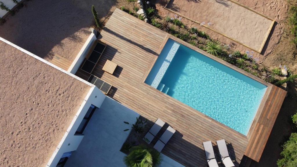 een uitzicht op een zwembad in een huis bij suara in Pinarellu