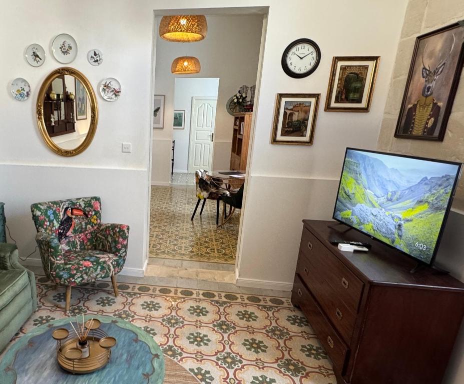 TV a/nebo společenská místnost v ubytování Central Boutique Apartment Near Valletta - Perfect for Couples Wanting to Discover Malta