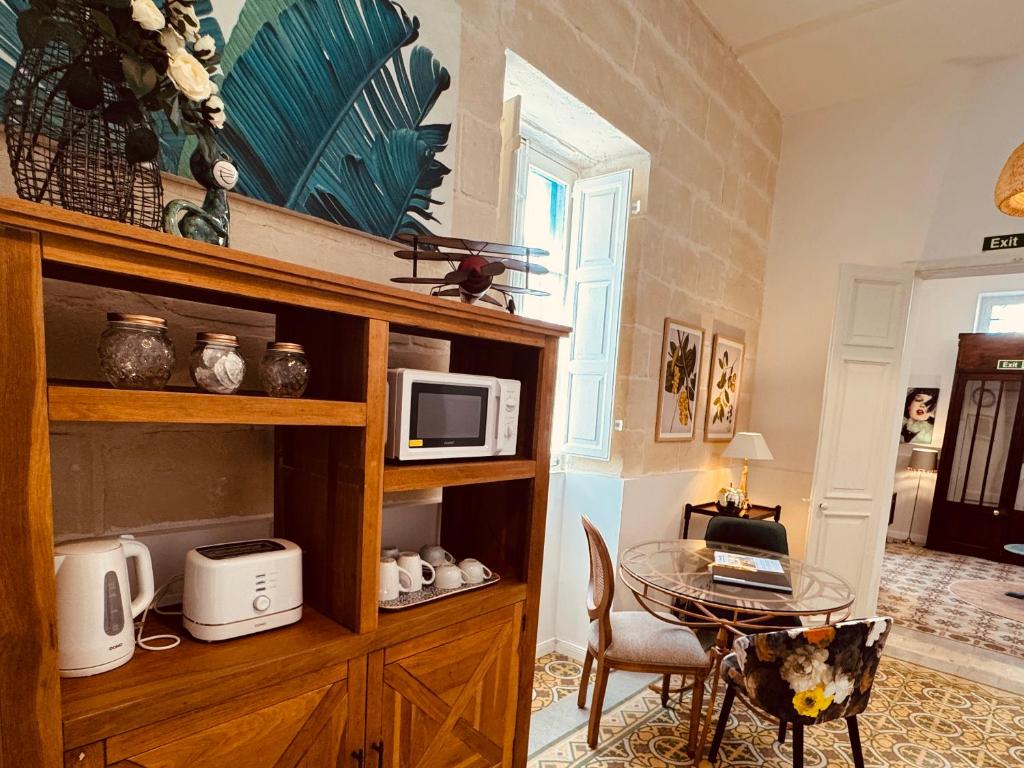 Kuchyň nebo kuchyňský kout v ubytování Central Boutique Apartment Near Valletta - Perfect for Couples Wanting to Discover Malta