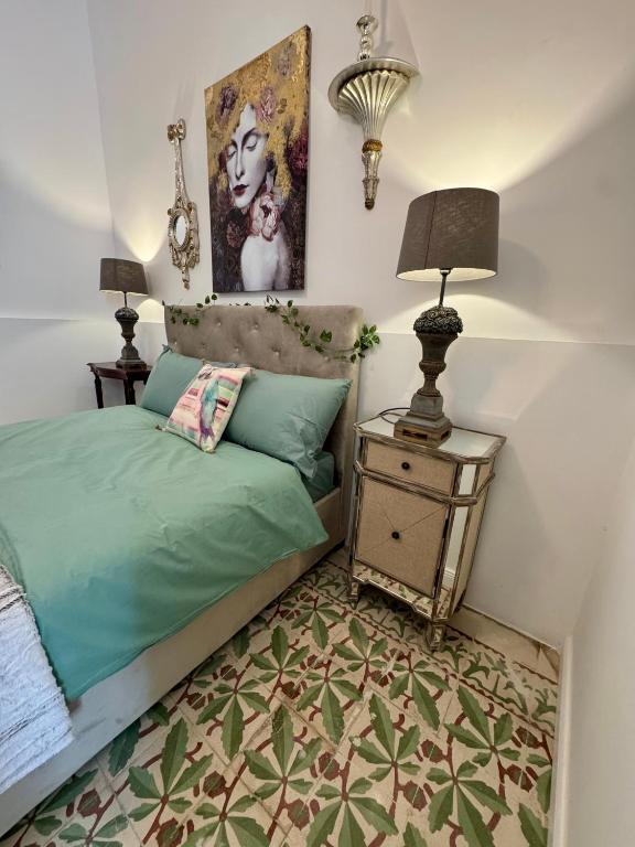 Postel nebo postele na pokoji v ubytování Central Boutique Apartment Near Valletta - Perfect for Couples Wanting to Discover Malta
