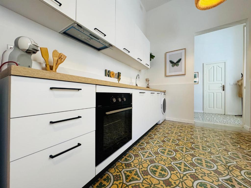 Kuchyň nebo kuchyňský kout v ubytování Central Boutique Apartment Near Valletta - Perfect for Couples Wanting to Discover Malta