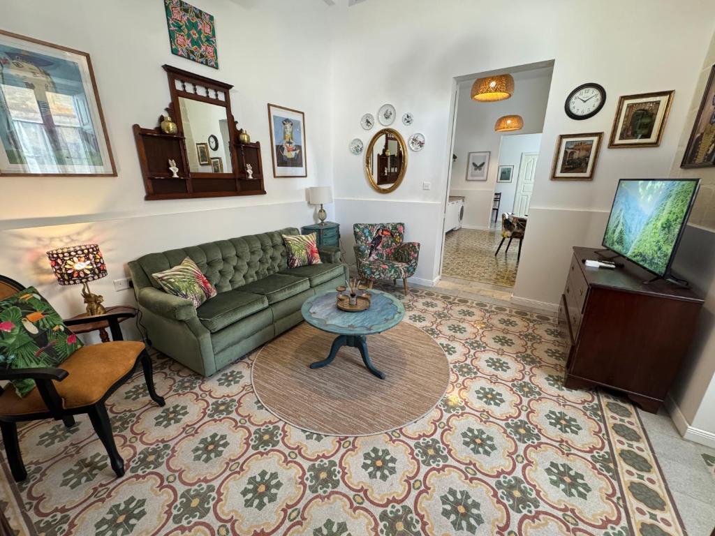 Posezení v ubytování Central Boutique Apartment Near Valletta - Perfect for Couples Wanting to Discover Malta