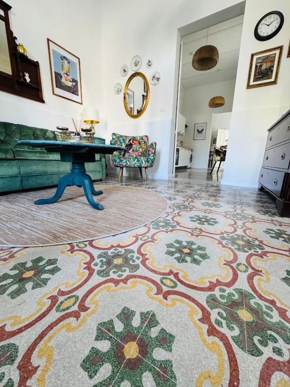 Posezení v ubytování Central Boutique Apartment Near Valletta - Perfect for Couples Wanting to Discover Malta