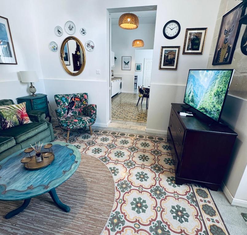 TV a/nebo společenská místnost v ubytování Central Boutique Apartment Near Valletta - Perfect for Couples Wanting to Discover Malta