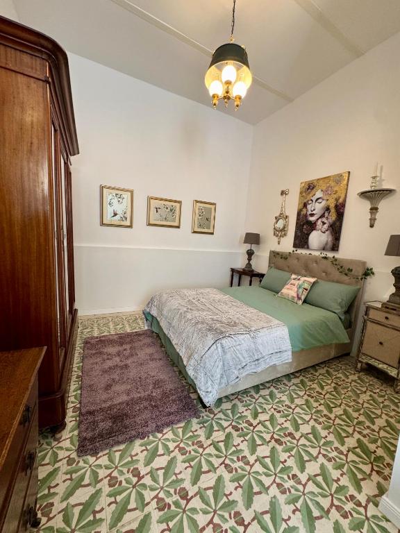 Postel nebo postele na pokoji v ubytování Central Boutique Apartment Near Valletta - Perfect for Couples Wanting to Discover Malta