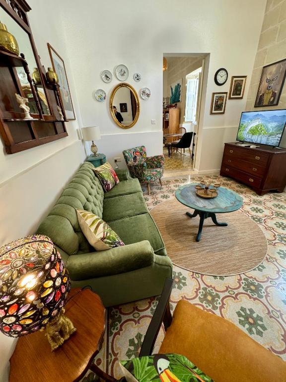 Posezení v ubytování Central Boutique Apartment Near Valletta - Perfect for Couples Wanting to Discover Malta
