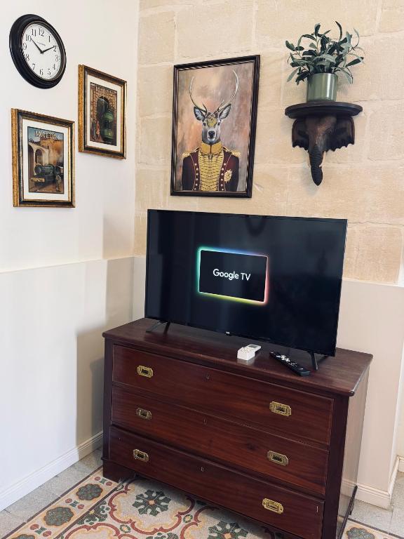 TV a/nebo společenská místnost v ubytování Central Boutique Apartment Near Valletta - Perfect for Couples Wanting to Discover Malta