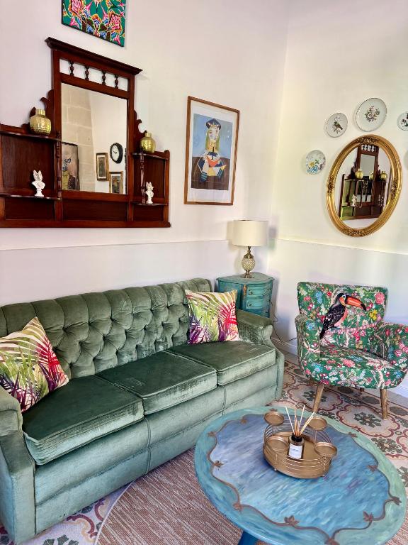 Posezení v ubytování Central Boutique Apartment Near Valletta - Perfect for Couples Wanting to Discover Malta