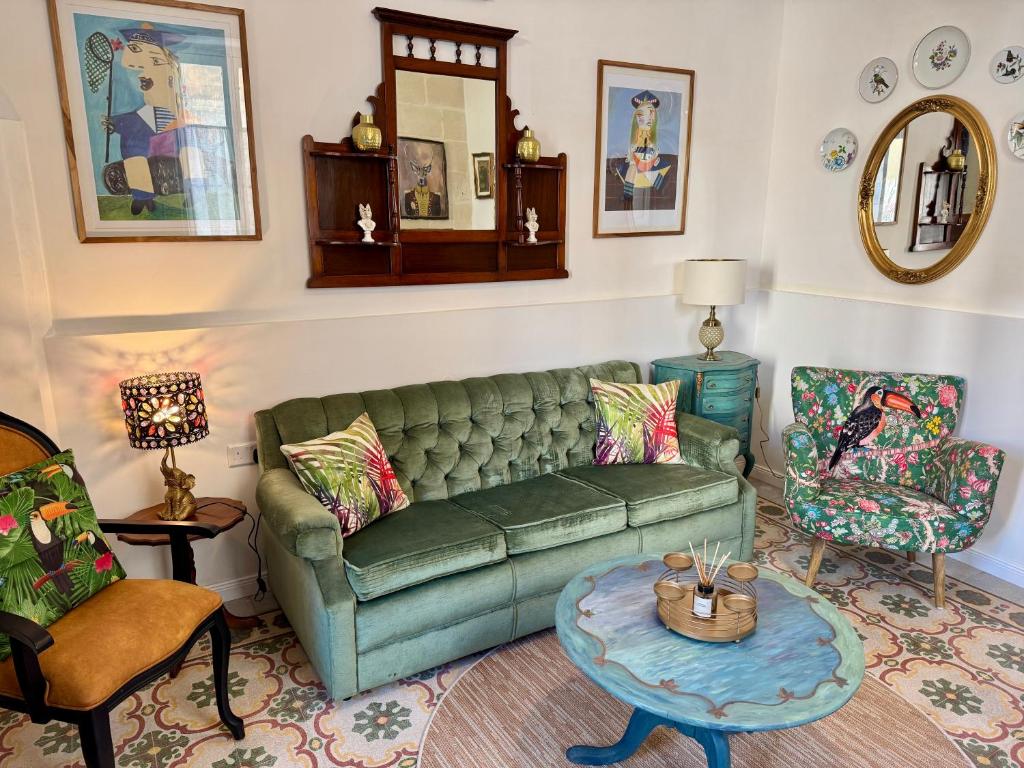 Posezení v ubytování Central Boutique Apartment Near Valletta - Perfect for Couples Wanting to Discover Malta