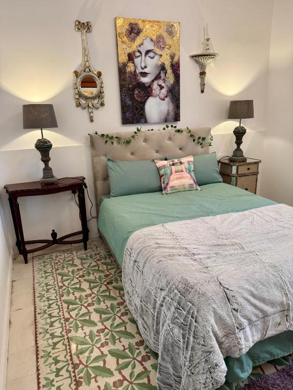 Postel nebo postele na pokoji v ubytování Central Boutique Apartment Near Valletta - Perfect for Couples Wanting to Discover Malta