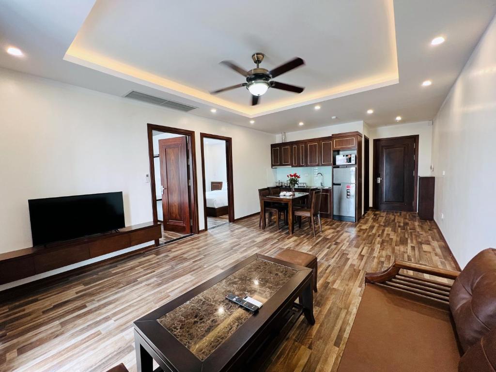 TV a/nebo společenská místnost v ubytování Hanoi Apartment