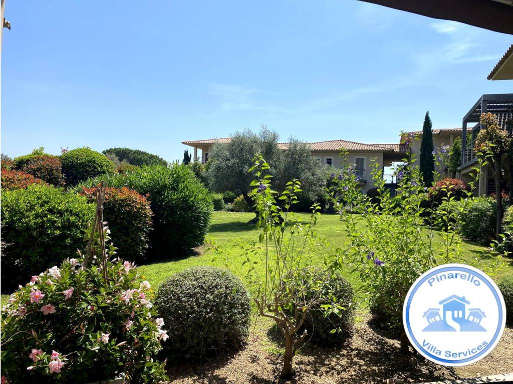 un jardin avec un panneau en face d'une maison dans l'établissement t3cj n14, à Pinarellu