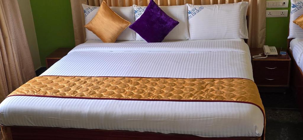Postel nebo postele na pokoji v ubytování Hotel KSR Grand