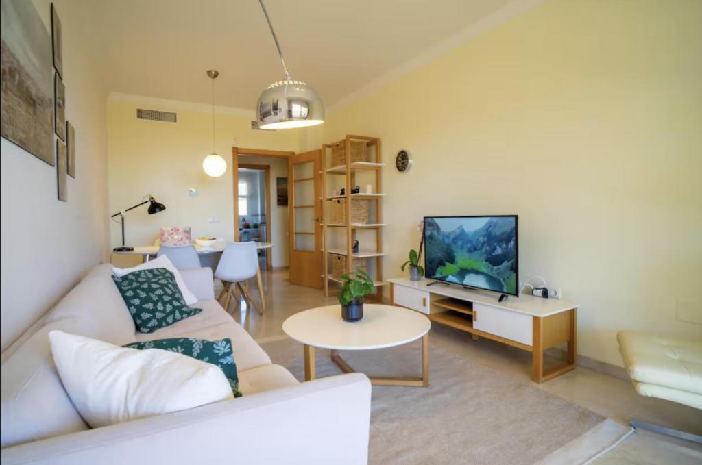 Televízia a/alebo spoločenská miestnosť v ubytovaní CYV Nice apartment w a pool close to the beach