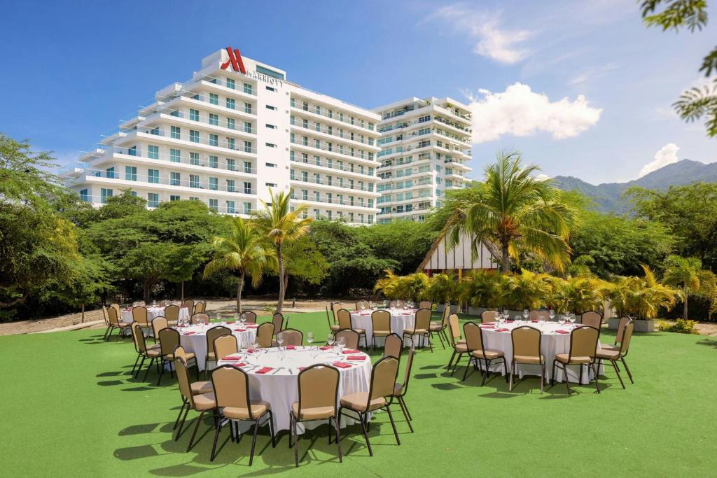 Nespecifikovaný výhled na hory nebo výhled na hory při pohledu z hotelu