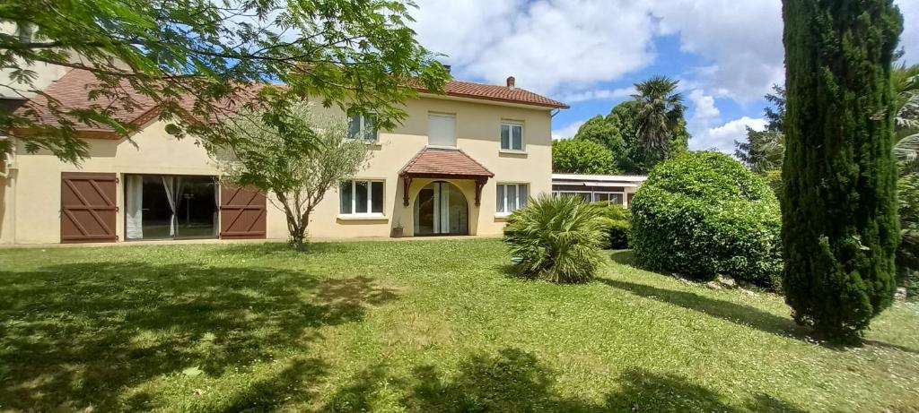 a large house with a yard with grass and trees at La Vie Autrement - Maison à la campagne in Claracq