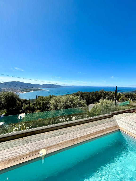 une piscine avec vue sur l'océan dans l'établissement La Villa Julea, à Olmeto