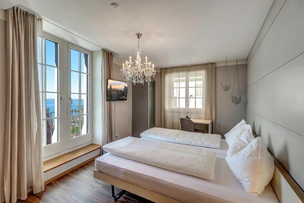 Postel nebo postele na pokoji v ubytování Schloss Wartensee