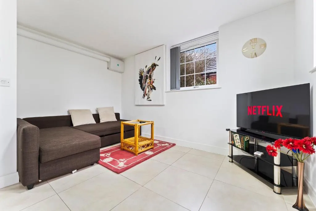 Bloom Court -Sleeps 6-Free Parking with Workspace & High-Speed WiFi