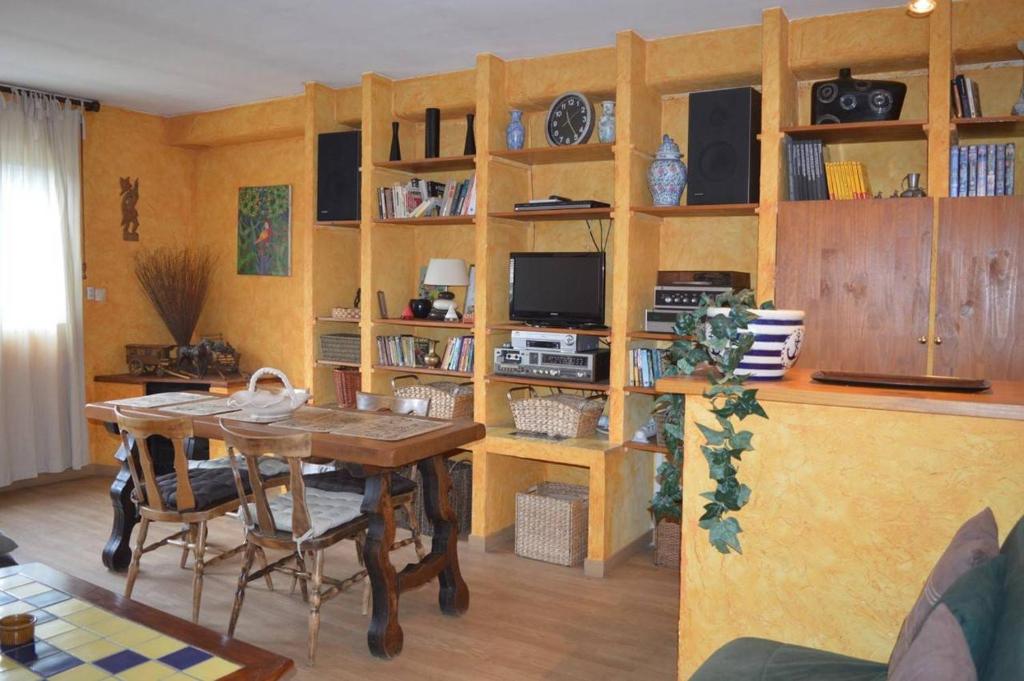- un salon avec une table et une étagère dans l'établissement Appart 2 pièces 4 couchages BANYULS SUR MER BN100-202, à Banyuls-sur-Mer