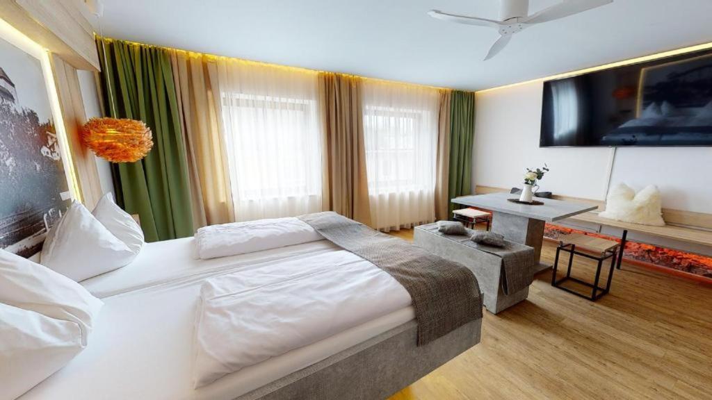 Postel nebo postele na pokoji v ubytování Hotel Adler