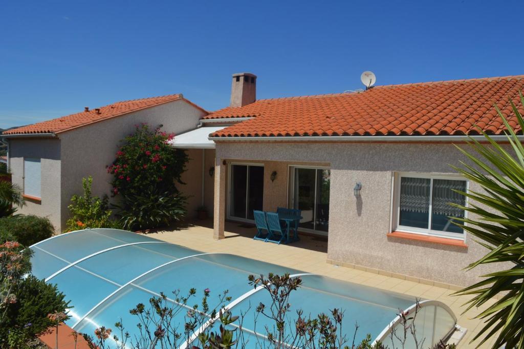 une maison avec une piscine dans une cour dans l'établissement Appart 3 pièces 4 couchages BANYULS SUR MER BN000-09B, à Banyuls-sur-Mer