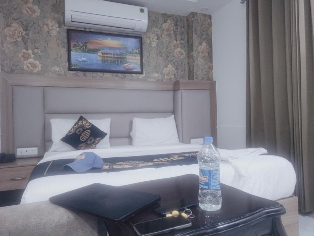 Postel nebo postele na pokoji v ubytování Decent Suites - Hotel & Restaurant Near IGI Airport