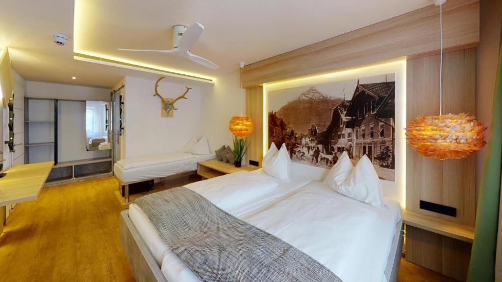 Postel nebo postele na pokoji v ubytování Hotel Adler