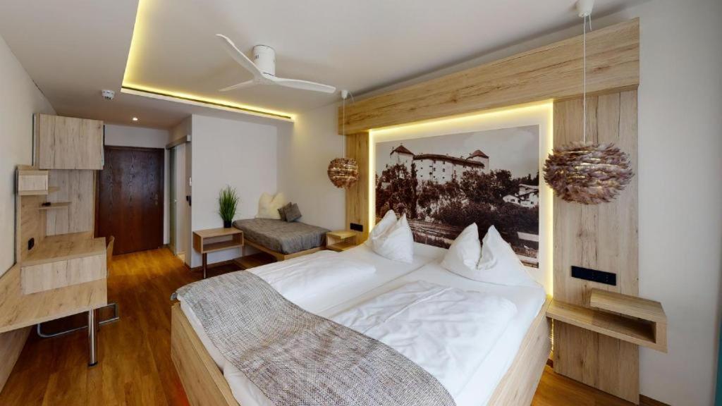 Postel nebo postele na pokoji v ubytování Hotel Adler