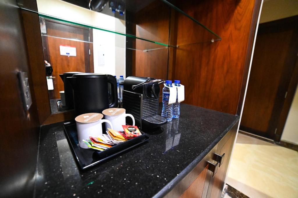 Příslušenství pro přípravu čaje a kávy v ubytování Seven Seas Hotel