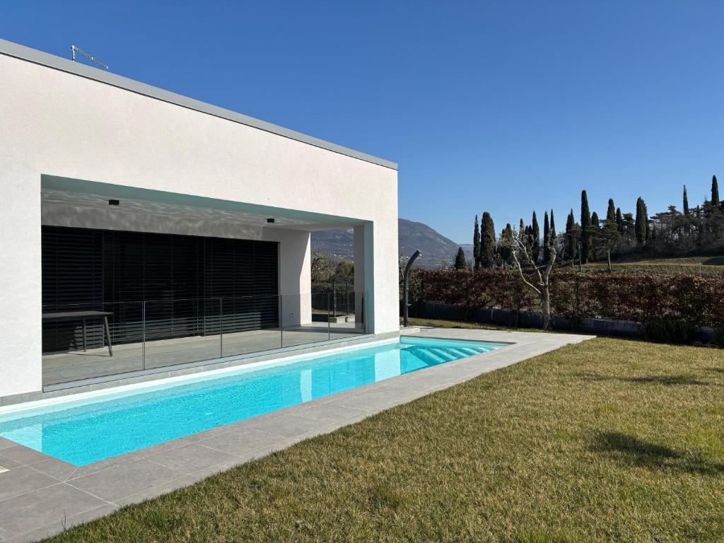 une piscine dans l'arrière-cour d'une maison dans l'établissement Villa LagoBlu, à Costermano