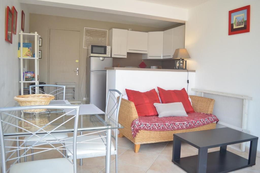 un salon avec un canapé et une table dans l'établissement Appart 2 pièces 2 couchages BANYULS SUR MER BN000-09A, à Banyuls-sur-Mer