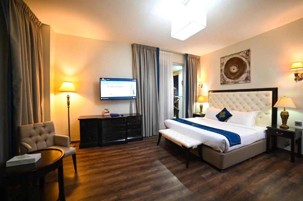 Postel nebo postele na pokoji v ubytování Seven Seas Hotel