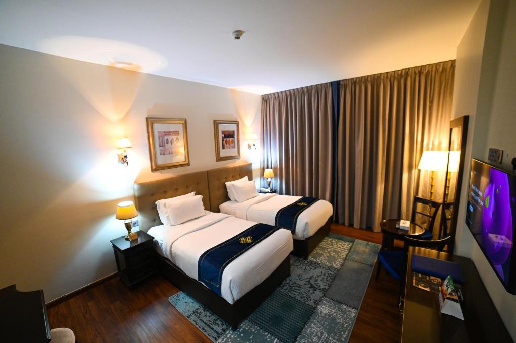Postel nebo postele na pokoji v ubytování Seven Seas Hotel