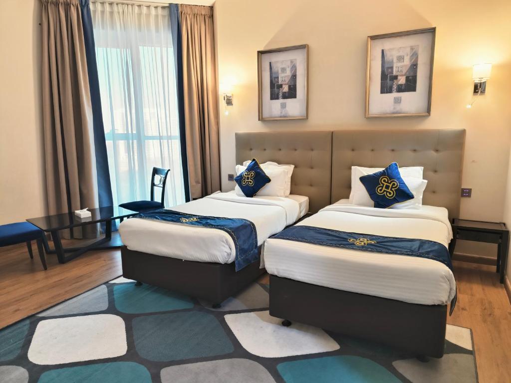 Postel nebo postele na pokoji v ubytování Seven Seas Hotel