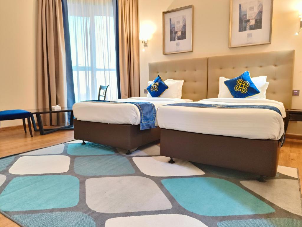 Postel nebo postele na pokoji v ubytování Seven Seas Hotel